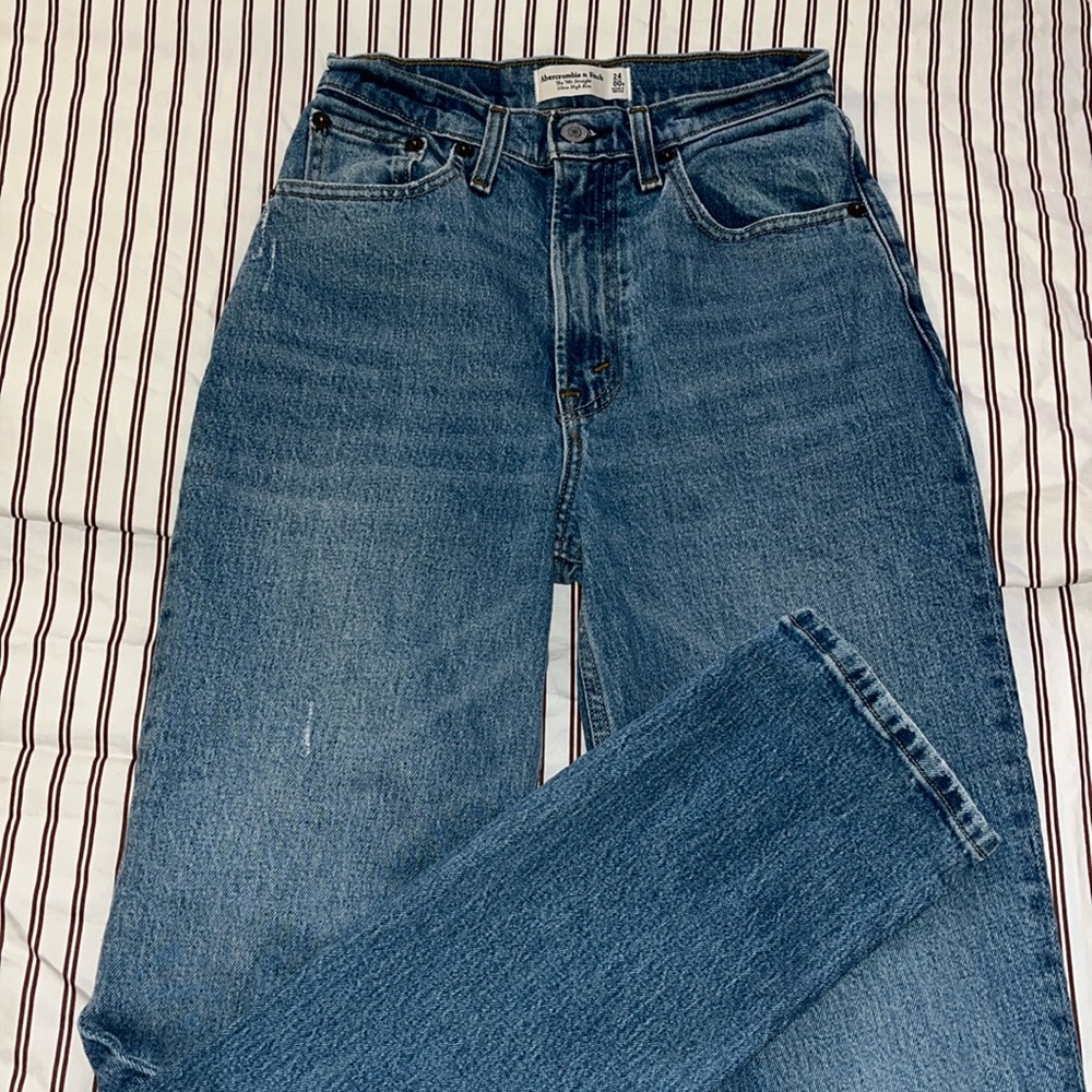 ABERCROMBIE & FITCH The 90s Straight Ultra High-Rise. Size 24 R. Curve love.
